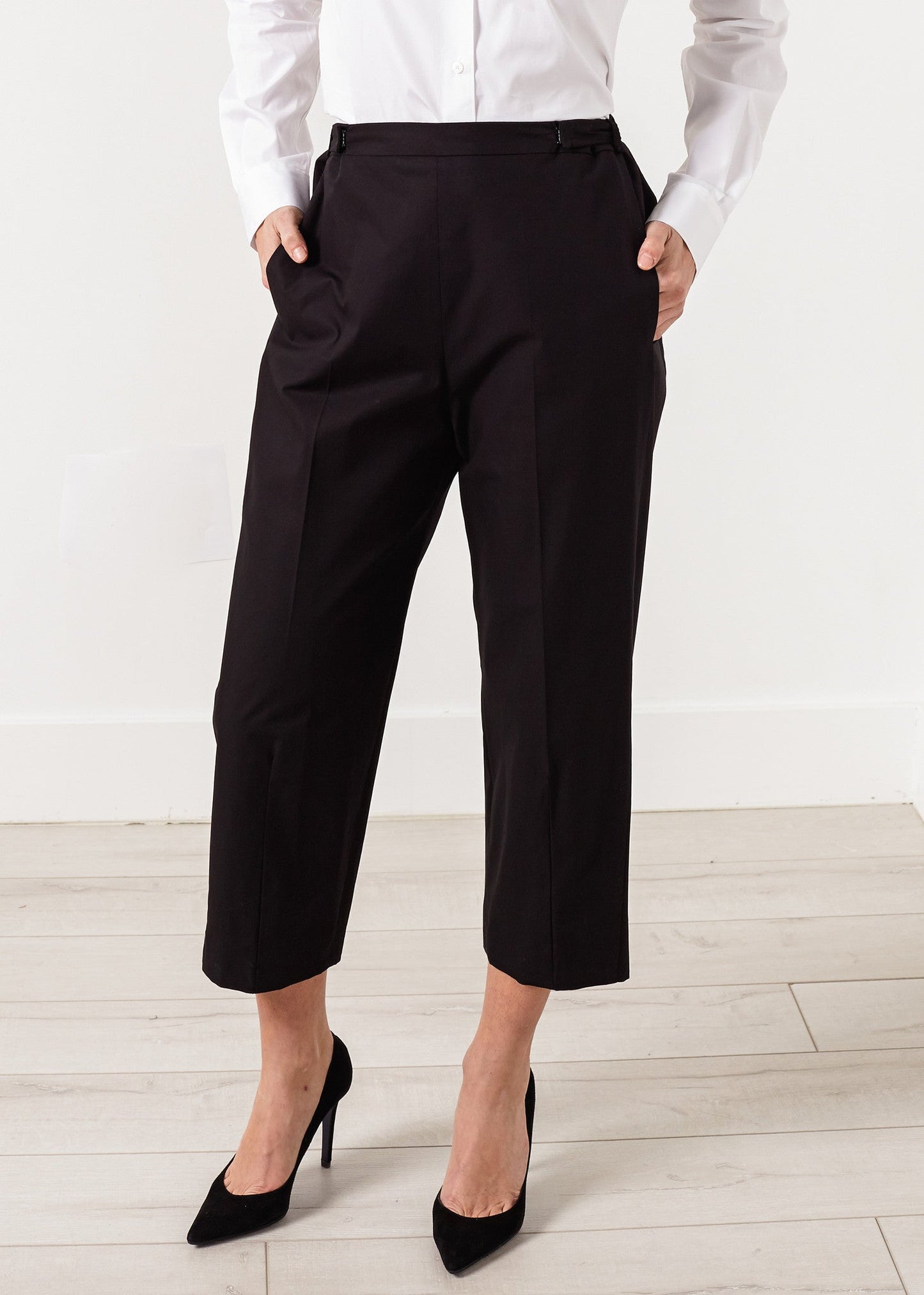 Wide Cropped Trousers in Black