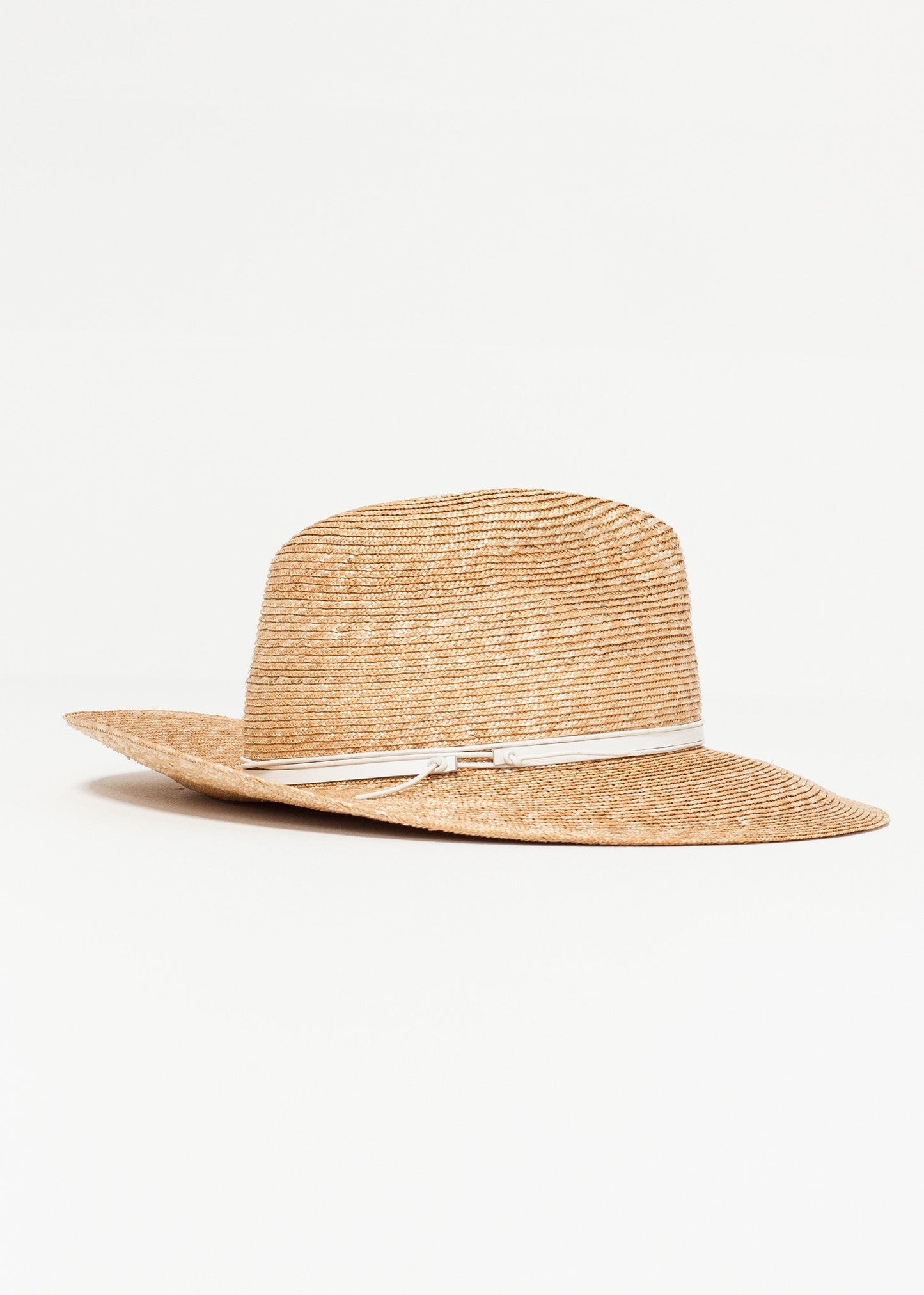 Wrapped-up hat in straw/white