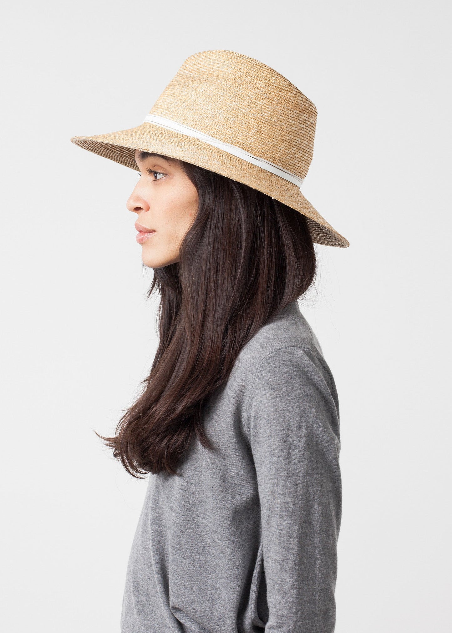 Wrapped-up hat in straw/white