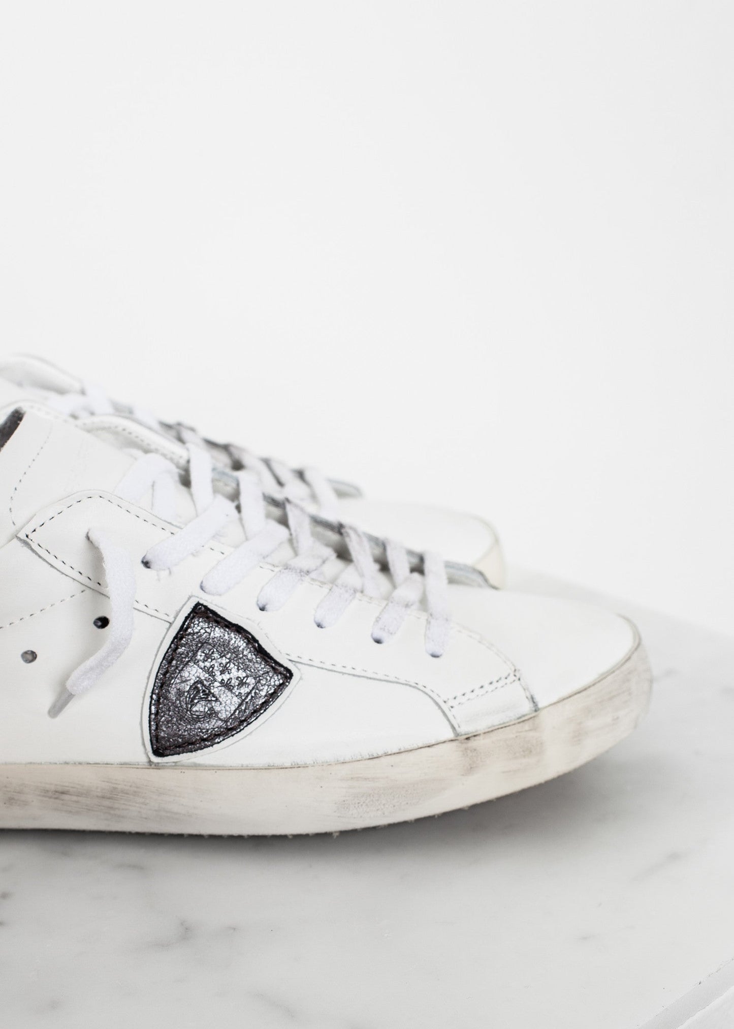 Low-top sneaker