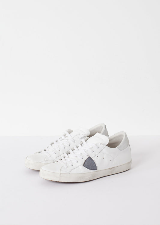 Low-top sneaker