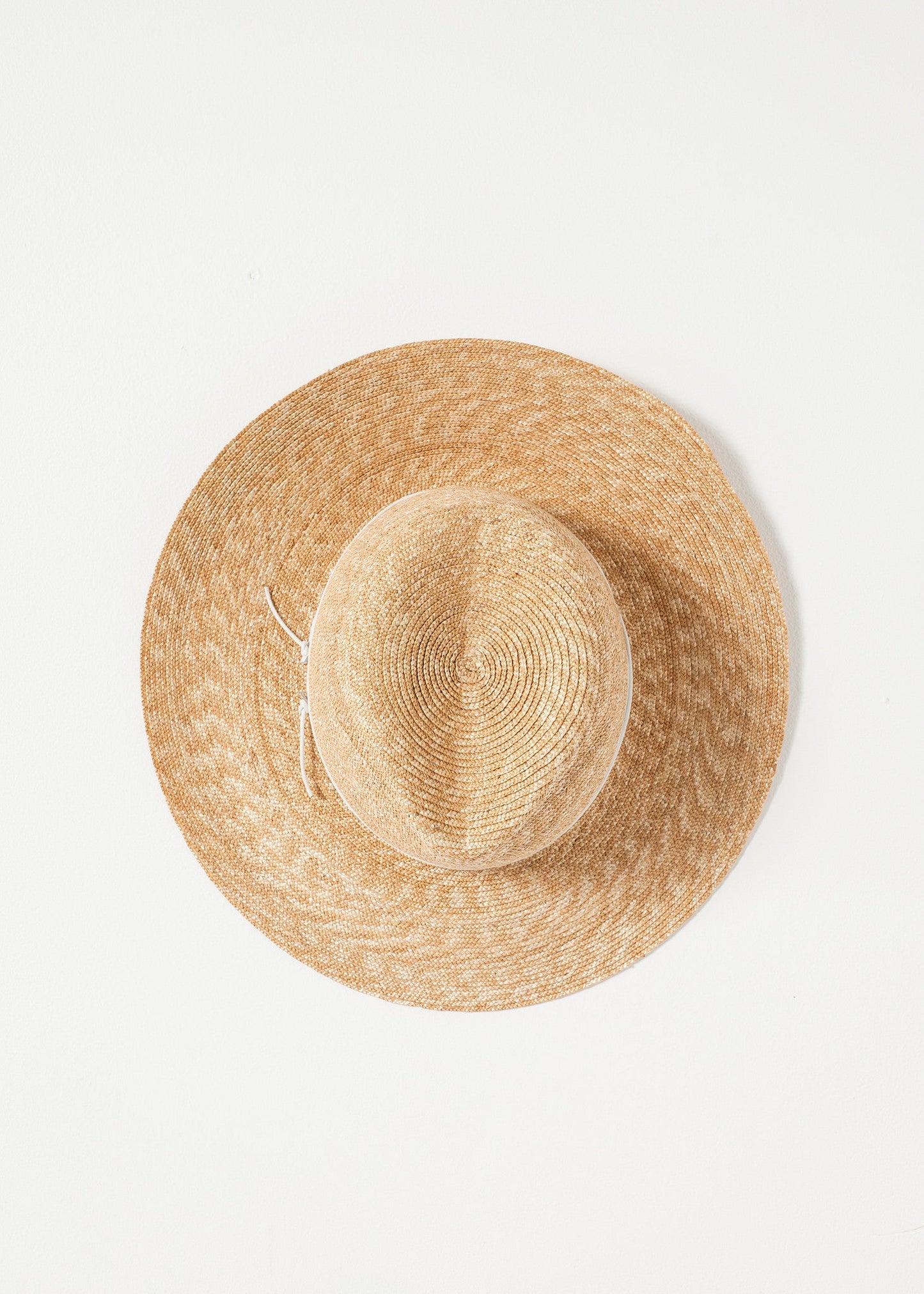 Wrapped-up hat in straw/white