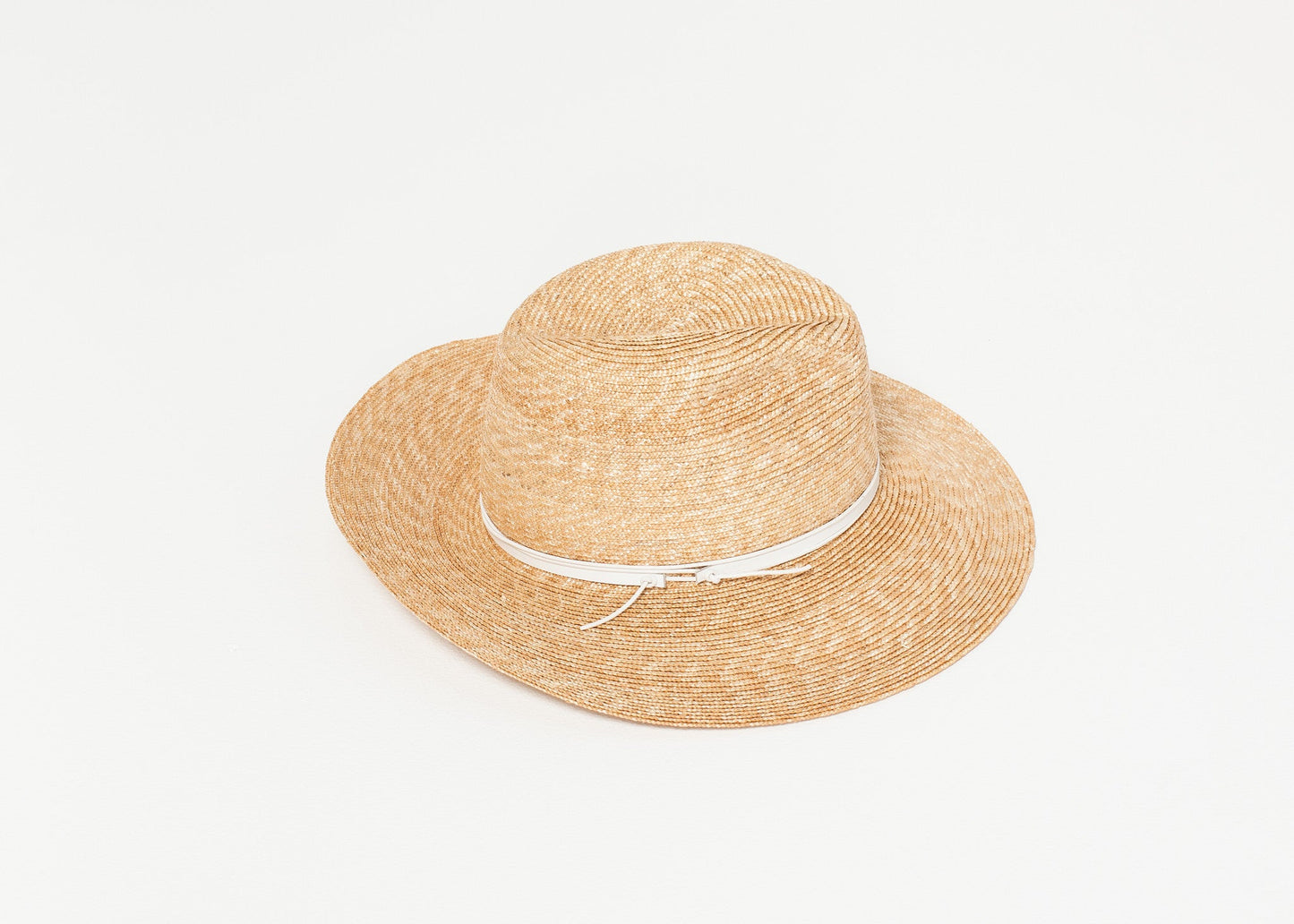 Wrapped-up hat in straw/white