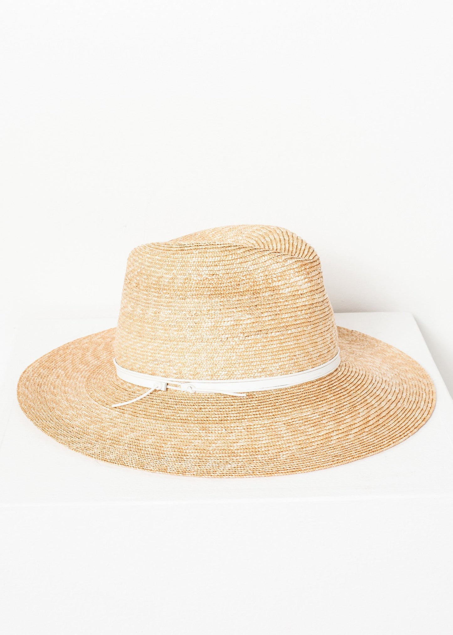 Wrapped-up hat in straw/white