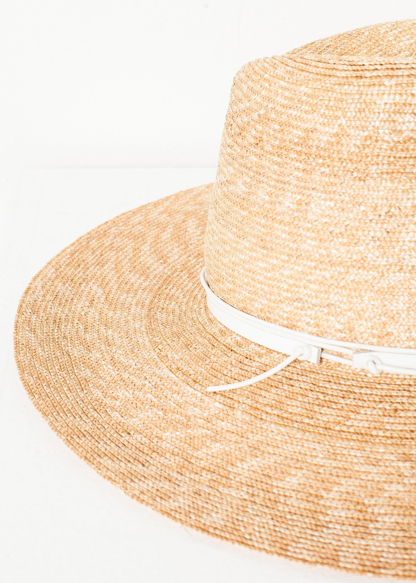 Wrapped-up hat in straw/white