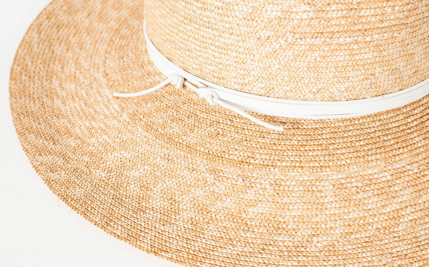 Wrapped-up hat in straw/white