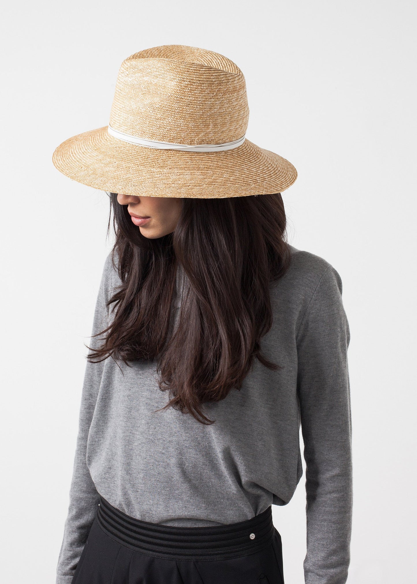 Wrapped-up hat in straw/white