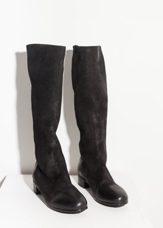 Knee-high boot in black